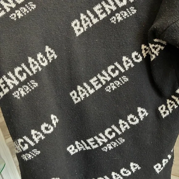 Balenciaga Oversized Sweater - Picture 12 of 17